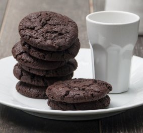 Αφράτα και μαλακά cookies με δύο σοκολάτες από τον Στέλιο Παρλιάρο