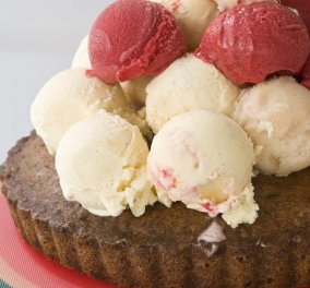 Πανεύκολη και γλυκιά καρυδόπιτα με παγωτό από τον Στέλιο Παρλιάρο