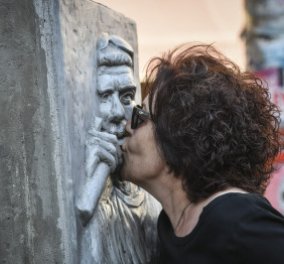Στο μνημείο του Παύλου Φύσσα η μητέρα του – Το φίλησε και άναψε καντήλι