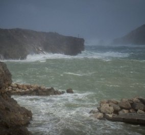Στο μάτι του κυκλώνα και με Live εικόνα τα Κύθηρα - Κύματα γίγαντες & "ξέφρενος" αέρας    