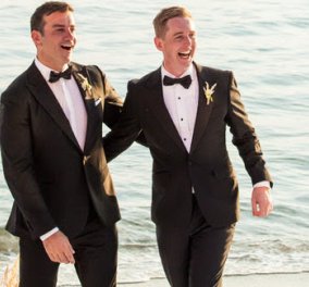 Ο πρώτος γκέι γάμος στο Βόλο έκλεισε με ένα δυνατό φιλί στο στόμα μπροστά στην πολυώροφη τούρτα 