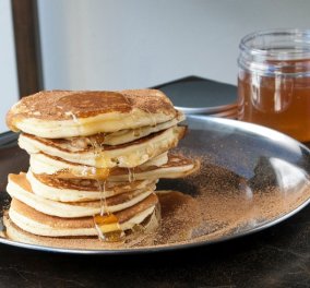 Λαχταριστό και υγιεινό πρωινό σνακ από τον Στέλιο Παρλιάρο: Πάνκεϊκ με ανθότυρο και μέλι
