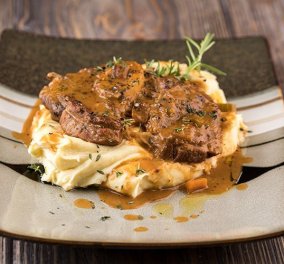 Ο Άκης Πετρετζίκης δημιουργεί κλασσικό Οσομπούκο: Ένα από τα πιο γνωστά ιταλικά πιάτα με μοσχαρίσιο κρέας - Δοκιμάστε το! 