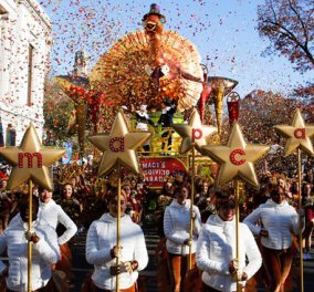 Μεγάλη παρέλαση στη Νέα Υόρκη για την Ημέρα των Ευχαριστιών - Αγιοβασίληδες στον δρόμο (φωτό)