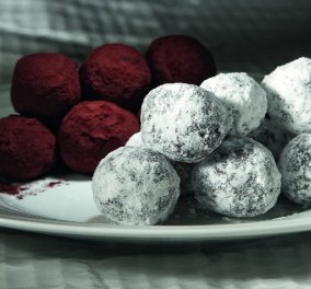 Ο Στέλιος Παρλιάρος μας ταξιδεύει στη Σουηδία: Φτιάχνει chokladbollar, τρουφάκια με βρόμη