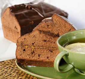 Ο Στέλιος Παρλιάρος φτιάχνει θεϊκό κέικ σοκολάτας με πραλίνα και γλάσο