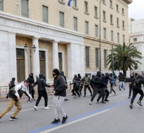 Πετροπόλεμος και χημικά στο μαθητικό συλλαλητήριο: Συγκρούσεις με την Αστυνομία σε Αθήνα - Θεσσαλονίκη (Φωτό & Βίντεο)