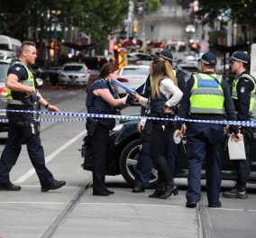 Βίντεο-σοκ από την επίθεση με μαχαίρι εναντίον αστυνομικών στη Μελβούρνη - Ένας νεκρός (Φωτό & Βίντεο)