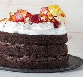 Άκης Πετρετζίκης: Θα σας μαγέψει αυτή η υπέροχη τούρτα με ζαχαρένιο γυαλί