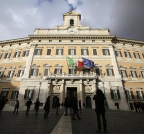 Ψηλοί και όμορφοι οι δύο Ιταλοί βουλευτές: Βιντεοσκοπήθηκαν να κάνουν σεξ στις τουαλέτες της Βουλής  