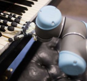 Ο Μπετόβεν – ρομπότ παίζει πιάνο & καταπλήσσει: Φωτό και βίντεο από το επιστημονικό θαύμα