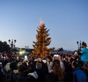 Με δάκρυα αλλά και χαρά οι πυρόπληκτοι στο Μάτι άναψαν τα φώτα στο χριστουγεννιάτικο δέντρο (Φωτό)