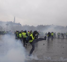 Η πόλη του φωτός σε κλίμα πολέμου : Κίτρινα γιλέκα με δακρυγόνα, φωτιές μαζικές συλλήψεις (φωτό)