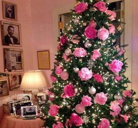Χριστούγεννα: Κάποιοι στόλισαν με λουλούδια το δένδρο τους αντί για μπάλες – Σας αρέσει;