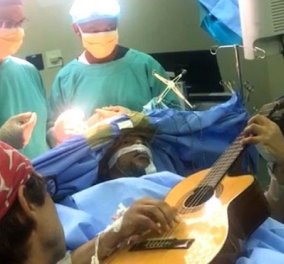 Καταπληκτικό: Τζαζίστας  έπαιζε κιθάρα την ώρα που οι χειρουργοί του αφαιρούσαν όγκο από το κεφάλι
