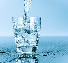 Νερό: Η ζωτική σημασία του για τη σωστή ενυδάτωσή μας, αλλά και για ένα λαμπερό δέρμα