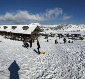 Μαγικό το Χιονοδρομικό Κέντρο Καλαβρύτων με τους επισκέπτες να απολαμβάνουν το χιόνι (Βίντεο)