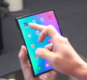 Η κινεζική Xiaomi παρουσίασε το πρώτο «έξυπνο» κινητό τηλέφωνο που διπλώνει στα τρία
