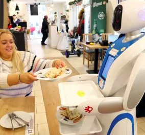 Τα ρομπότ σερβίρουν φαγητό αλλά & πολύ πλάκα σε καφετέρια της Βουδαπέστης -  Δείτε φωτό και βίντεο