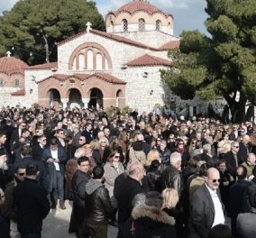 Συγκίνηση και θλίψη στο τελευταίο αντίο στον Θέμο Αναστασιάδη: "Άπαντες παρόντες" (φώτο-βίντεο)