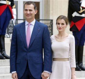 Βασίλισσα Λετίσια: Εκθαμβωτική με το ριγέ φόρεμά της στο πλάι του συζύγου της Βασιλιά Φίλιππου – Τα φιλιά τους & οι αγκαλιές