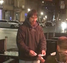 Μεγάλη Βρετανία: Άνδρας έδωσε σε έναν άστεγο την κάρτα του για να σηκώσει όσα χρήματα θέλει - Βίντεο