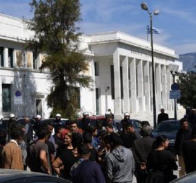 Κόρινθος: Ελεύθερος με περιοριστικούς όρους ο 35χρονος κατηγορούμενος για τη δολοφονία του Ρομά - Ένταση έξω από τα δικαστήρια (φώτο-βίντεο)