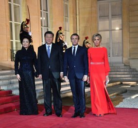 Εμφάνιση "Γαλλίδας βασίλισσας" με κόκκινη τουαλέτα η Μπριζίτ Μακρόν - Οι φώτο και τα βίντεο από το γεύμα με το προεδρικό ζεύγος της Κίνας  