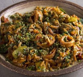 Άκης Πετρετζίκης: Κριθαρότο με καλαμαράκια και σπανάκι – Η τέλεια συνταγή για την Σαρακοστή