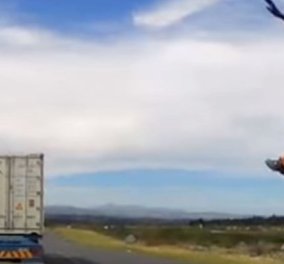 Βίντεο:  Σοκαριστικό τροχαίο ατύχημα – Φορτηγό εκσφενδόνισε στον αέρα εργάτη οδοποιίας
