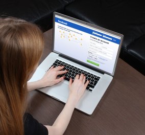 Νέο σκάνδαλο διαρροών στο Facebook: Στη "φόρα" τα προσωπικά e-mail 1,5 εκατομμυρίου χρηστών 