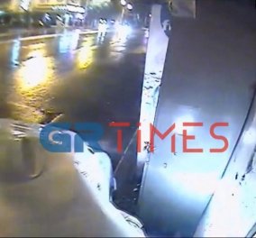 Θεσσαλονίκη- βίντεο: Η στιγμή που περιπολικό πέφτει πάνω σε περίπτερο στη διάρκεια καταδίωξης