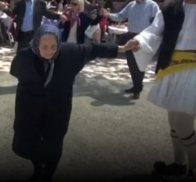 Βίντεο: Η γιαγιά χόρεψε ένα τσάμικο στη Σκάλα Ναυπακτίας που έγινε viral