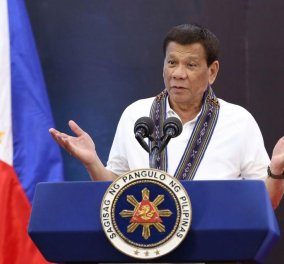 Ανατριχιαστικό: Μια... πελώρια κατσαρίδα διέκοψε ομιλία του προέδρου των Φιλιππίνων – Δείτε το βίντεο