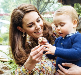 Τι όμορφη οικογένεια! Η Κέιτ και ο Πρίγκιπας Ουίλιαμ βόλτα με παιδιά τους στους υπέροχους κήπους του Παλατιού (φωτό & βίντεο)