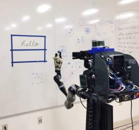 Πολύγλωσσο ρομπότ μαθαίνει μόνο του να γράφει 'γεια σας' στα Ελληνικά - Σε πόσες γλώσσες μιλάει; (βίντεο)
