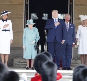 Με λευκό καπέλο, μπλε κορδέλα και γόβες στιλέτο η Μελάνια Τραμπ στο Μπάκιγχαμ - Ταπεινή στο φιστικί της η βασίλισσα (φώτο-βίντεο)