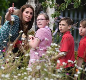 Η πριγκίπισσα Κέιτ κηπουρός: Με βοηθούς τα μικρά παιδιά της & "φθηνό" floral φουστάνι (φώτο)