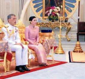 Ο βασιλιάς της Ταϊλάνδης παρουσιάζει δημόσια την ερωμένη του - Τελετή με τη βασίλισσα γυναίκα του στο θρόνο της (φώτο-βίντεο)