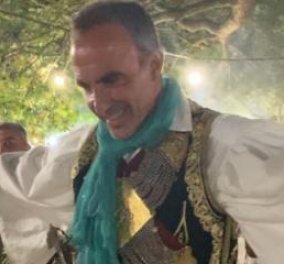 Ο Νίκος Αλιάγας φόρεσε την φουστανέλα του & χόρεψε λεβέντικα στο πανηγύρι της Αγίας Αγάθης (φωτό & βίντεο) 