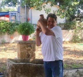 Ο Γιώργος Παρτσαλάκης κάνει τις διακοπές του στην Κρήτη & το ευχαριστιέται με μαγιό, με ρακές & με στάμνες (φώτο)