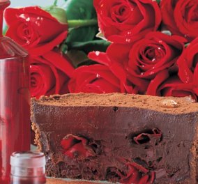 Ο Στέλιος Παρλιάρος δημιουργεί: Τάρτα σοκολάτα με ροδόνερο Χίου - Η πεμπτουσία του τριαντάφυλλου στο ωραίο γλυκό της Κυριακής