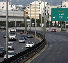 Σοκαριστικό τροχαίο στην Αθηνών - Λαμίας: Αυτοκίνητο καρφώθηκε σε νταλίκα - Ένας νεκρό