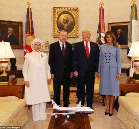 Συνάντηση Τραμπ- Ερντογάν: Φιλοφρονήσεις & "μπηχτές" - Στα λευκά η Εμινέ - Με σιέλ παλτό 2.295 δολαρίων η Μελάνια (φώτο-βίντεο)