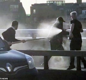 Αποκλειστικό βίντεο: Η στιγμή που δύο περαστικοί ακινητοποίησαν με πυροσβεστήρα νερού τον τρομοκράτη - μαχαιροβγάλτη στην γέφυρα του Λονδίνου 