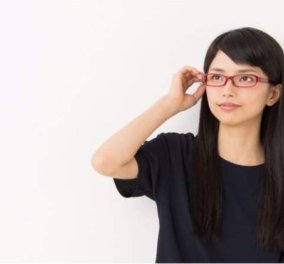 "Κυρίες μου απαγορεύονται τα γυαλιά μυωπίας στη δουλειά! " - Σάλος στην Ιαπωνία με το πρωτοφανές μέτρο 