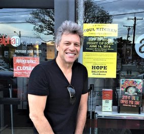 O Jon Bon Jovi άνοιξε δύο εστιατόρια για τους φτωχούς: Εδώ τρώνε δωρεάν όσοι έχουν ανάγκη & εκείνος πολλές φορές τους σερβίρει!    