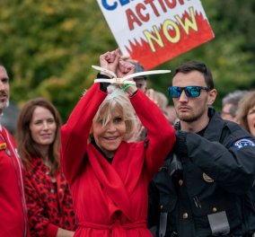 Με χειροπέδες η Τζέιν Φόντα: Τέταρτη φορά την συνέλαβαν σε 1 μήνα - Διαμαρτύρεται κατά της απραξίας των πολιτικών για την κλιματική αλλαγή   