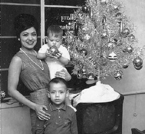 Σήμερα γελάμε: 45 vintage φώτο με το χριστουγεννιάτικο δέντρο πάνω στις ογκώδεις συσκευές τηλεόρασης το 1970  