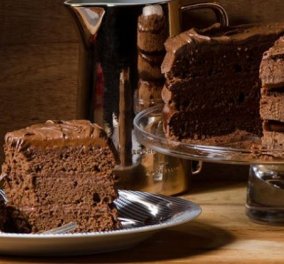 Στέλιος Παρλιάρος: Μας φτιάχνει ένα λαχταριστό γλυκό - Κέικ σοκολάτας γεμιστό με τσοκοπάστα